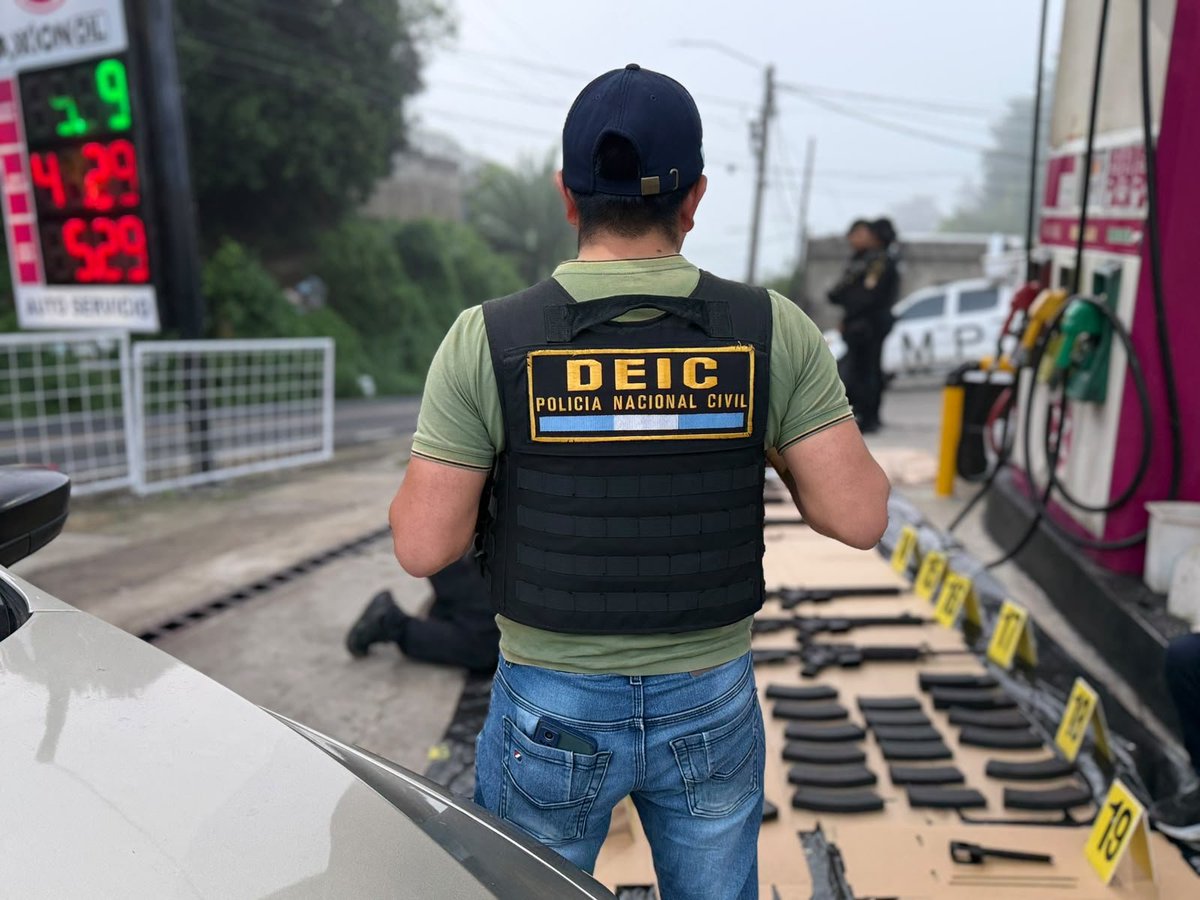 PNCdeGuatemala's tweet photo. #URGENTE

Una cantidad aún no determinada de fusiles, pistolas, municiones y tolvas han descubierto investigadores del Departamento de Delitos Contra la Vida de la #DEIC en un operativo que se desarrolla en Santa Elena Barillas, Villa Canales.

Se ampliará https://t.co/cOeRteko2w