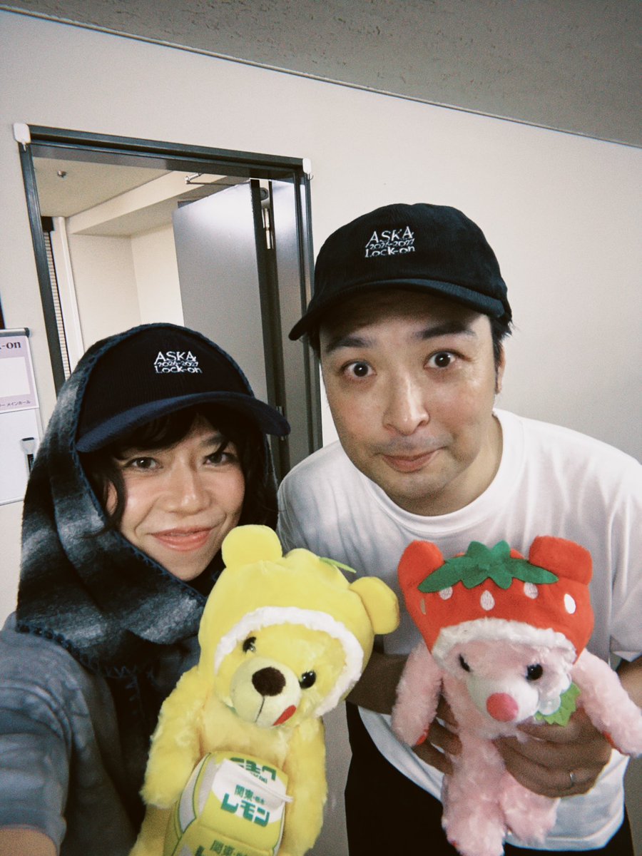 Azumi_Takahashi's tweet photo. ASKAさんツアー2日目、本日は宇都宮🥟
ASKAさんの底知れぬ歌力。
熱い。熱くなる。熱唱しちゃう。そしてみんなで熱唱しちゃう。

今回のツアーもまたとんでもないものへと、会場全員で創り上げていくのが楽しみです。

そして今年のグッズも可愛よき
ある箇所で私と結城さんが素敵キャップをかぶりツアータオルを振り回しますので、ぜひみんなも装備して一緒にやりましょ〜🫶✨

#ASKAロックオン