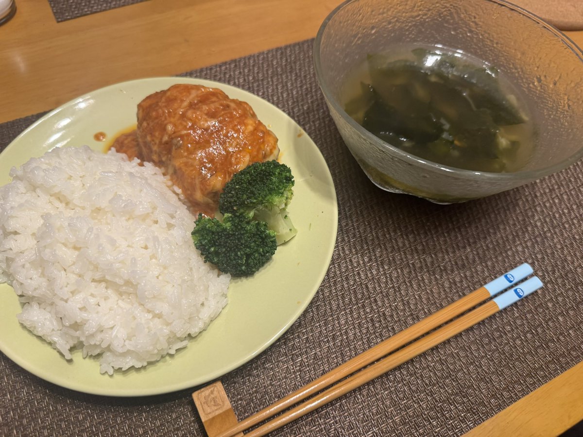 Nonchiki_YT's tweet photo. 最近ハマってるお料理枠！
見に来てくれたみんなあざましたー！

これからも「料理出来る風男子」として程々にがんばりまっせ💪

【本日の晩御飯】
チーズインチーズオンハンバーグと色々入ったスープ https://t.co/ZrrmacS3lL