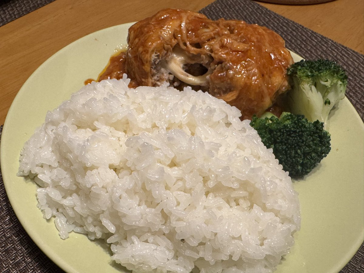 Nonchiki_YT's tweet photo. 最近ハマってるお料理枠！
見に来てくれたみんなあざましたー！

これからも「料理出来る風男子」として程々にがんばりまっせ💪

【本日の晩御飯】
チーズインチーズオンハンバーグと色々入ったスープ https://t.co/ZrrmacS3lL