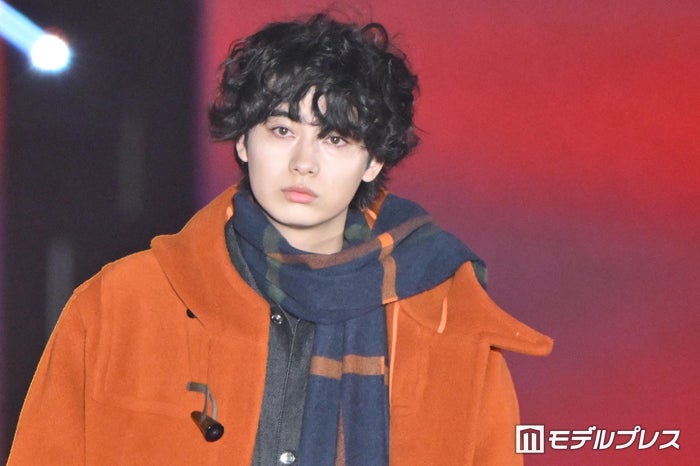 modelpress's tweet photo. 【♥️Rakuten GirlsAward 2026 A/W🍰🍭】

豊田裕大、マフラー纏った王道冬コーデ着こなしクールに魅せる「彼氏感すごい」「パーマ似合ってる」と反響🧡
https://t.co/XKV4VhMRLS

#ガルアワ2026AW https://t.co/Qn0bwBt0Nx