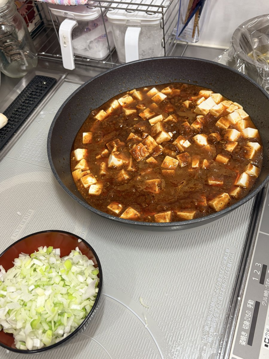 masa12100731rp5's tweet photo. 今日は簡単麻婆豆腐
前回の中辛が辛くないとの事で今回は大辛口で、私は中辛くらいが良いなぁと、何かに成分と反応したのか腕に発疹出てきました😅
花椒も入れて辛すぎ

家内と次男はへっちゃら
私と長男は辛い🥵と https://t.co/tvvTpcn2jb