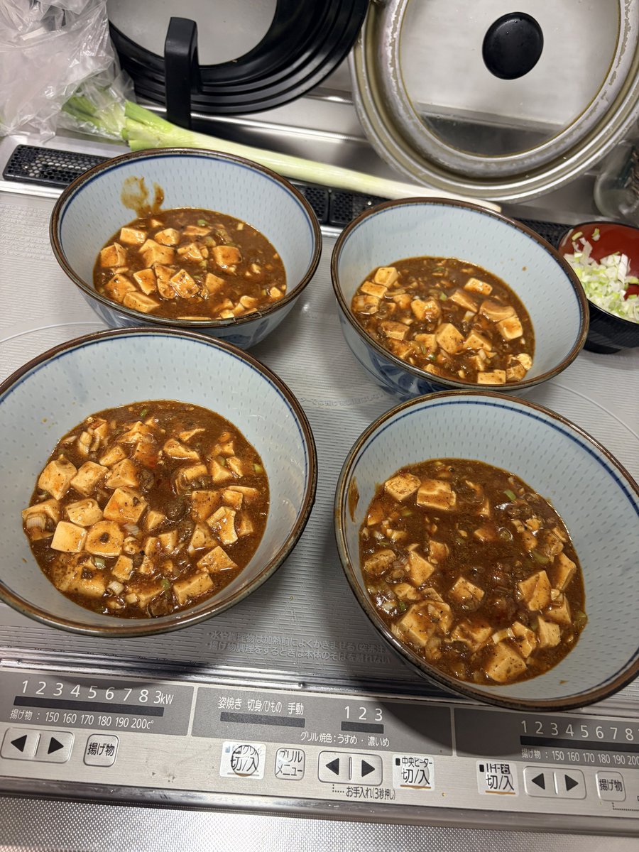 masa12100731rp5's tweet photo. 今日は簡単麻婆豆腐
前回の中辛が辛くないとの事で今回は大辛口で、私は中辛くらいが良いなぁと、何かに成分と反応したのか腕に発疹出てきました😅
花椒も入れて辛すぎ

家内と次男はへっちゃら
私と長男は辛い🥵と https://t.co/tvvTpcn2jb