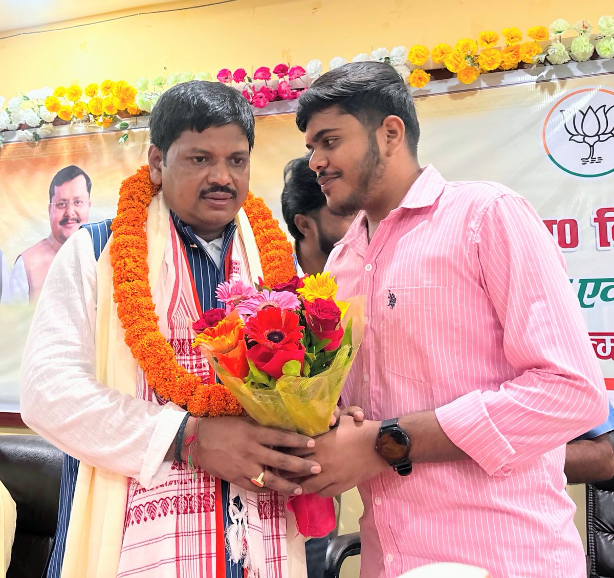 AdityaBJP92's tweet photo. जिला कार्यालय भाजपा मछलीशहर पर नवनियुक्त जिला प्रभारी आदरणीय श्री दिनेश मौर्य जी के प्रथम आगमन पर अपने अभिभावक यशस्वी जिलाध्यक्ष परम् आदरणीय डॉ.अजय कुमार सिंह जी के नेतृत्व में आत्मीय स्वागत एवं अभिनंदन किया।
@BJP4UP @BJP4Mchhalishar @idrajaysingh https://t.co/Gc7Rfpo6is