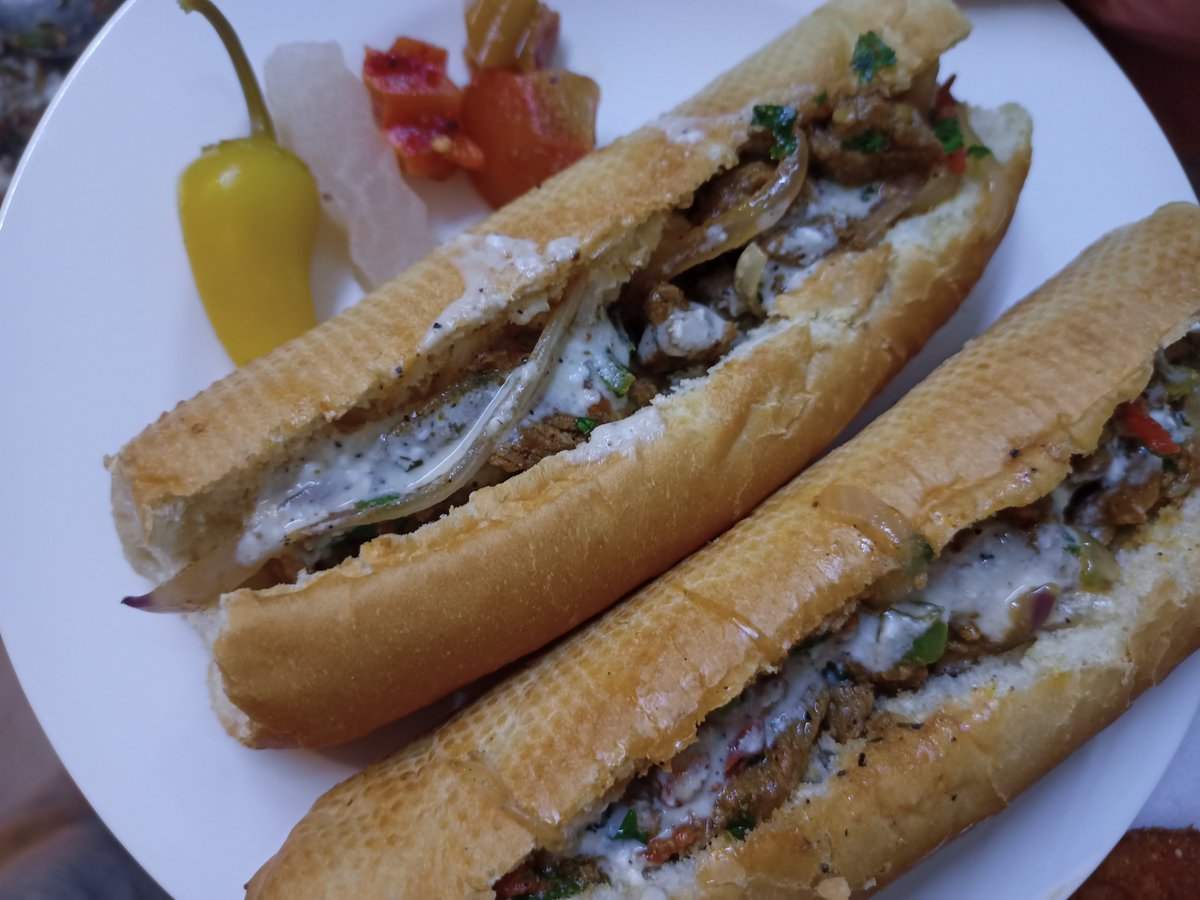 B920009's tweet photo. فايته كتير اللي مجربش شاورما اللحمة 😋 https://t.co/mlwSkYR4Nh