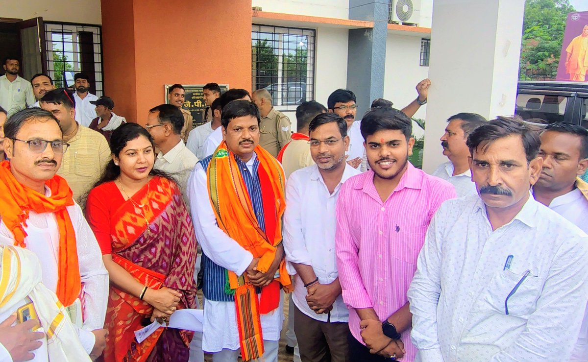 AdityaBJP92's tweet photo. जिला कार्यालय भाजपा मछलीशहर पर नवनियुक्त जिला प्रभारी आदरणीय श्री दिनेश मौर्य जी के प्रथम आगमन पर अपने अभिभावक यशस्वी जिलाध्यक्ष परम् आदरणीय डॉ.अजय कुमार सिंह जी के नेतृत्व में आत्मीय स्वागत एवं अभिनंदन किया।
@BJP4UP @BJP4Mchhalishar @idrajaysingh https://t.co/Gc7Rfpo6is