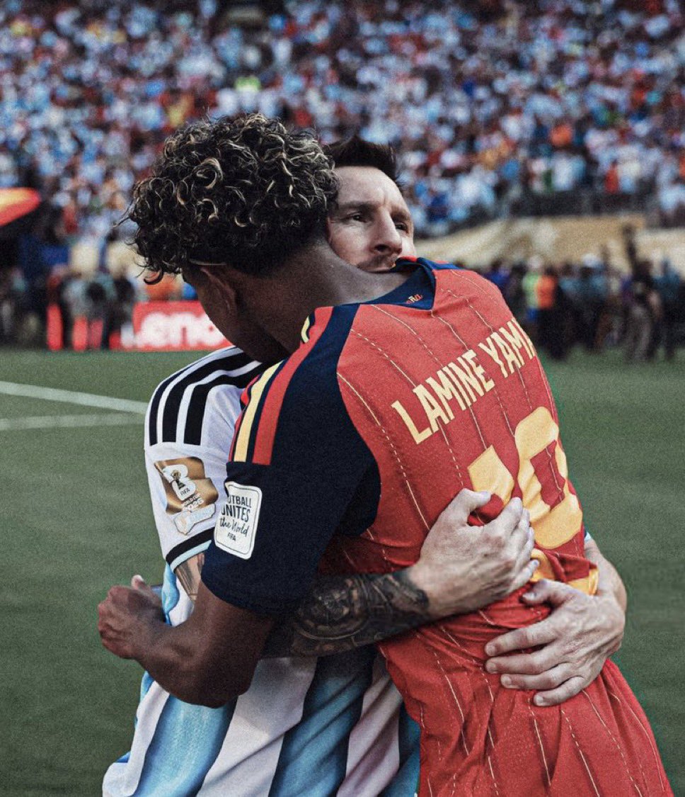 MundoBarcaNews's tweet photo. 🚨🗣️ ÚLTIMA HORA: 

Lamine Yamal revela lo que le dijo a Lionel Messi:

«Nada especial. Simplemente le di las gracias MUCHÍSIMO por todo lo que ha hecho por el fútbol.

Le dije que es EL MEJOR.

Siempre he creído que es el mejor, sin ninguna duda, incluso antes de que ganara el Mundial y la Copa América». ❤️🐐
🗞️@FabrizioRomano
