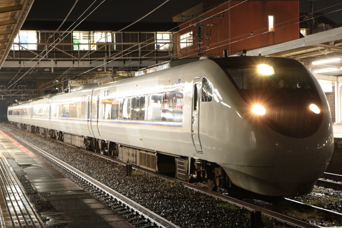 de10ef65good's tweet photo. 9/26 681系w11 京支101 大阪ー米原回送 近江八幡駅
前回のリベンジで、近江八幡駅へバルブ撮影に。雨も降っていて、ええ感じ。夜は681系のカッコよさが目立ちますな。
それと、運転士さん減光ありがとうございます🫡 https://t.co/An7jlds9TZ