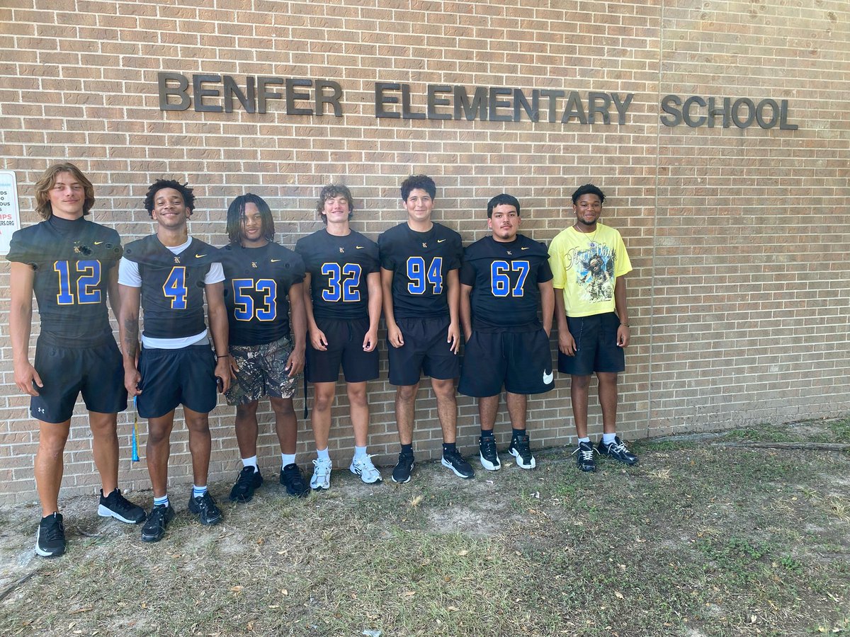 KleinFootball25's tweet photo. Awesome job seeing our Bearkats help out at the local elementary schools yesterday. #TheMothersh1p 
@KleinAthletics @KleinISDAth @TheMothersh1p https://t.co/O2VmyHU7Ma