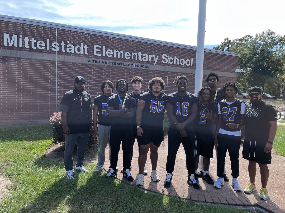 KleinFootball25's tweet photo. Awesome job seeing our Bearkats help out at the local elementary schools yesterday. #TheMothersh1p 
@KleinAthletics @KleinISDAth @TheMothersh1p https://t.co/O2VmyHU7Ma