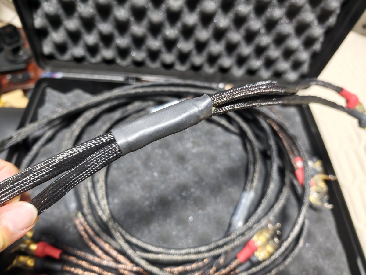 dda91394615's tweet photo. ヨルマのスピーカーケーブル No.2
長さ2mペア　バイワイヤタイプ
アンプ側の端子はシングルで、スピーカー側端子がバイワイヤ
ケーブル導体はちゃんと2本分あるちゃんとしたバイワイヤ仕様

当時の価格で70万円程みたいです
22万円で買う人いませんか？ https://t.co/9NrUpNOqmC
