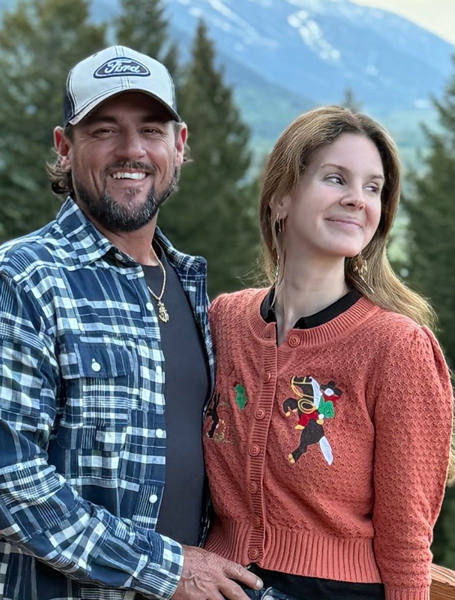 lanadelreyad's tweet photo. Jeremy e Lana completam dois anos de casado hoje!

Para comemorar, o maridão crocodilo postou novas fotos com a cantora 🐊 https://t.co/OVgSjgjOK2