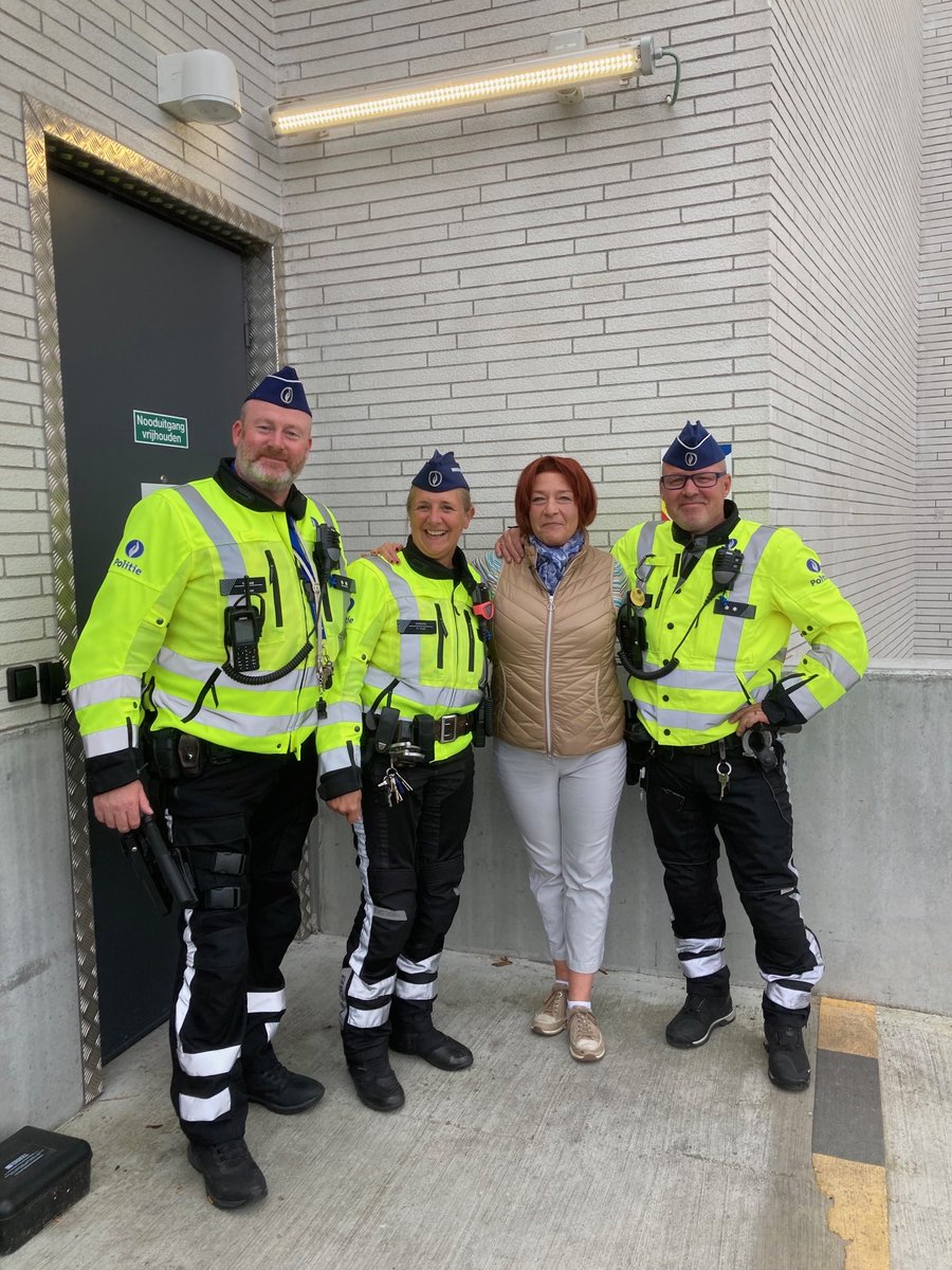pzvlas's tweet photo. 🛒Tante Carine uit #Nonkels is in veilige handen vooraleer ze deze namiddag aan de kassa van de @Lidl in Kortrijk gaat zitten 🫡 https://t.co/iGv2jWnYi8