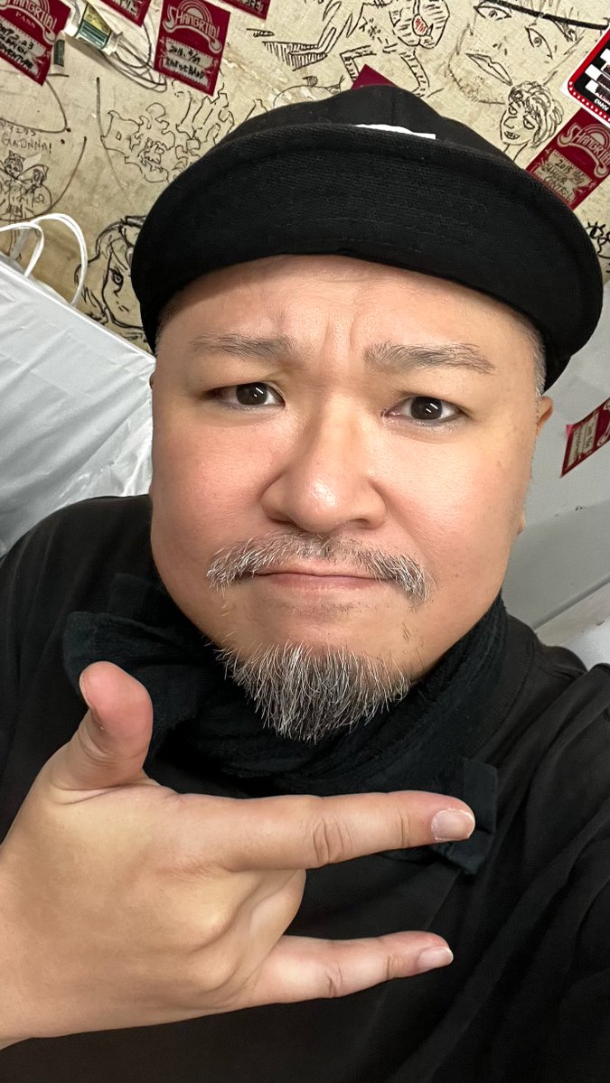 ao_sakurai's tweet photo. おじさんは
サクサク化粧を落として
新幹線に向かって
駅弁を悩んでるガリストに
My駅弁を決めさせて
新幹線に乗ったら
前の方が駅弁を落として
思わずもらい泣きをしながら
駅弁を食べてる🗼🚅💨 https://t.co/sXWdtI1KDl