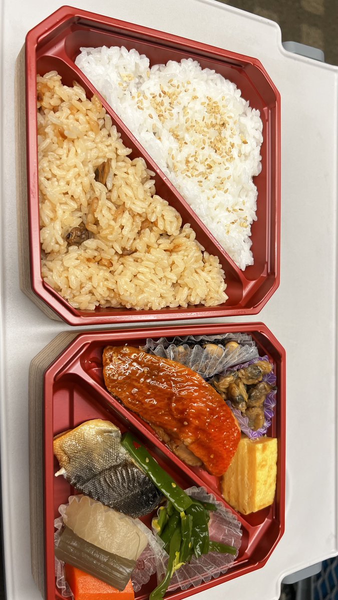 ao_sakurai's tweet photo. おじさんは
サクサク化粧を落として
新幹線に向かって
駅弁を悩んでるガリストに
My駅弁を決めさせて
新幹線に乗ったら
前の方が駅弁を落として
思わずもらい泣きをしながら
駅弁を食べてる🗼🚅💨 https://t.co/sXWdtI1KDl