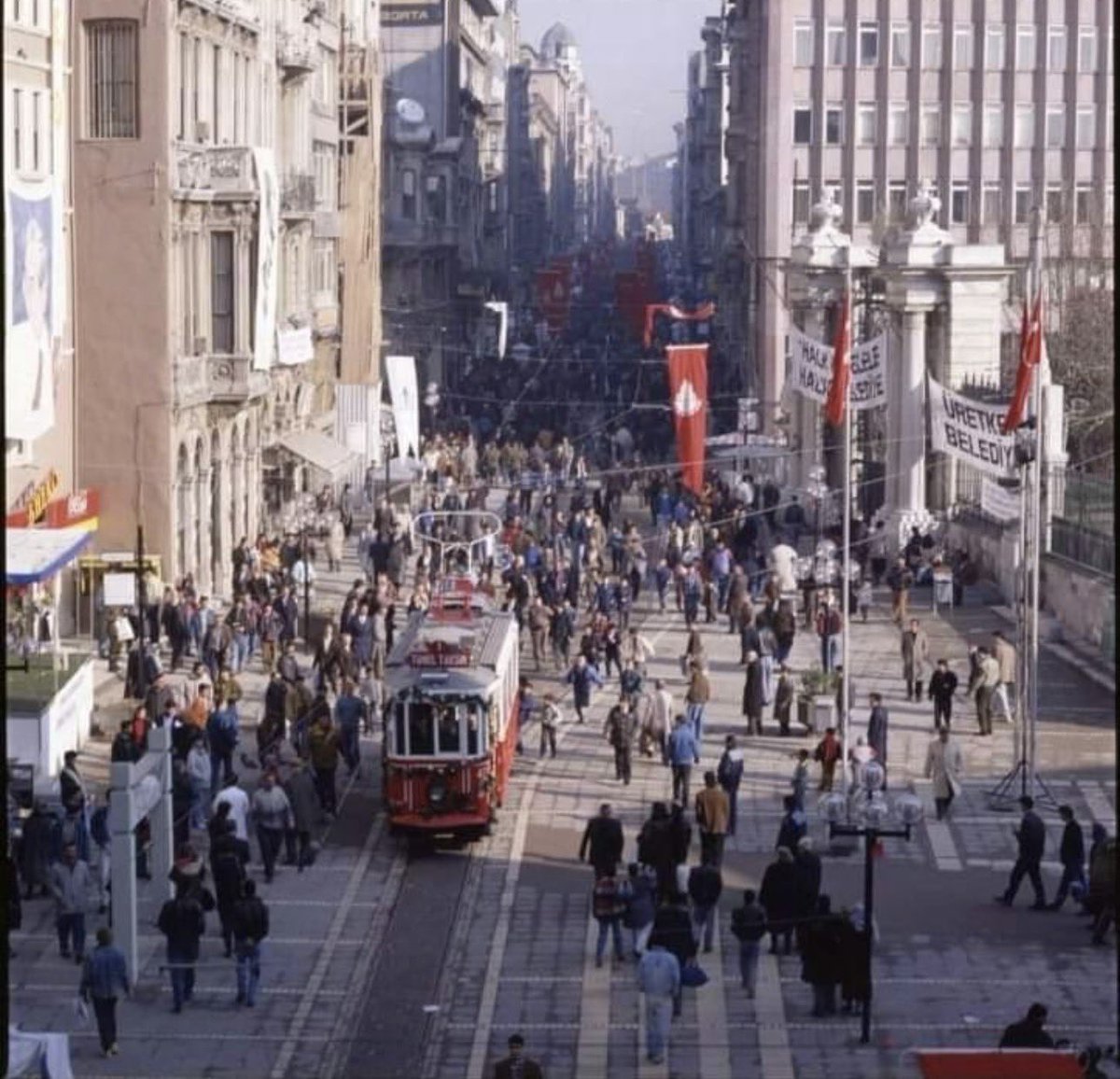 AtillaTasNet's tweet photo. Biz çok şanslı bir nesildik, 80’leri 90’ları gördük. Dünyanın son güzel zamanlarıymış. 

Akıllı telefonlarımız yoktu ama walkman’lerimiz vardı.
Günün en güzel şarkılarını karışık kasetlerde toplar, dinlerdik.

Tabletlerimiz yoktu ama atari salonlarımız vardı. Harçlığı toparladık mı koşardık pacman ve galaga oynamaya.

Sokaklarda oynayan nesillerdik. Plastik bir topun varsa kraldın. Oyuncuları seçer, kuralları sen koyardın. Taşlarla yaptığımız kalelerle karşı mahalleyle gazozuna maç yapardık. Sonu hep kavgayla biterdi tabi.

Starbuckslar yoktu, en büyük lüks pastanelerdi. Manitayla orada buluşurduk. Genellikle paramız sadece manitanın yediklerine yeterdi. Biz aşla seyrederdik. :) 

Yazlık sinemalarda Cüneyt Arkın, Kemal Sunal filmleri izlerdik. Annelerimizin yaptığı dolmalar sarmalar çekirdekler eşliğinde.

Cumartesi günleri “Kara şimşek” pazar günleri “parliament gece sineması oldumu hayat dururdu sokakta. 

Bayramlar bayrama benzerdi. Kurbanda et yerdin, ramazan’da şeker. Komşuluk vardı yemek yaparken kokmuştur diye konu komşuya yemek taşırdık. Misafirliğe pat diye gidilirdi. Misafir geldimi çok sevinilirdi.

Fakirdik ama mutluyduk be.
Halâ temizdi duygular. 80 ve 90’lar ülkede ve dünyada en iyi şarkıların, en iyi filmlerin en iyi kitapların üretildiği zamanlardı. İnsanları gülerken görürdün, surat asarken değil.

Yemekte, gezmekte, misafirlikte ellerimizdeki telefonlara değil, birbirimizin yüzüne bakar, sohbet ederdik.
Bir adresi bulmak, bir date’e çıkmak, bir insanı sevmek bile zahmet isterdi. 

Tinder yoktu sağa sola kaydırıp seçmiyorduk, görüyor, peşinden gidiyor, bin dil döküyor, aşk mektupları yazıyor, aşk acısından ağlıyorduk. Ama sevdik mi de tam seviyorduk.

Uzun lafın kısası analog yaşıyor, analog seviyorduk. Lanet olası dijital yoktu. Şimdi ben bunları niye yazdım? Bilmiyorum yazdım işte!