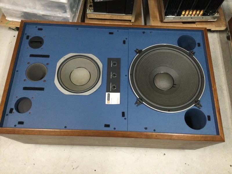 dentecnews's tweet photo. JBL 4343BWXのチューニング

お客さまからお預かりした4343だが、
当初は4344との事で現地で分解し中身だけを持ち帰る積もりだった。

4343は横置きでも使える様に正方形のバッフルに
ミッドバス2121H ミッドハイ2420 ツィーター2405が取付けてある。 https://t.co/CVIFduZshA