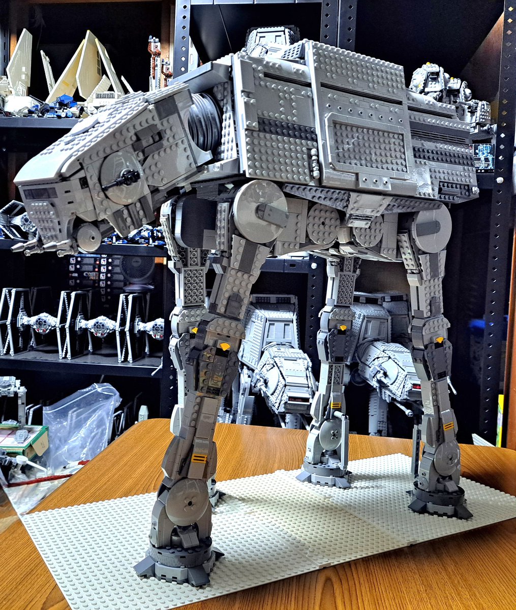 taiga_LEGO's tweet photo. レゴでAT-AT/Pを作りました。
マンダロリアン&amp;グローグーの実写版を意識して作りましたが、参考資料が反乱者たちのアニメ版だった為、両者が混ざったデザインになりました。
各砲塔の角度変更や４ヶ所のハッチが開閉できます。
実は、完成が2ヶ月程前で、アンリーシュドS4で展示させていただきました。 https://t.co/uww3NaSLPW