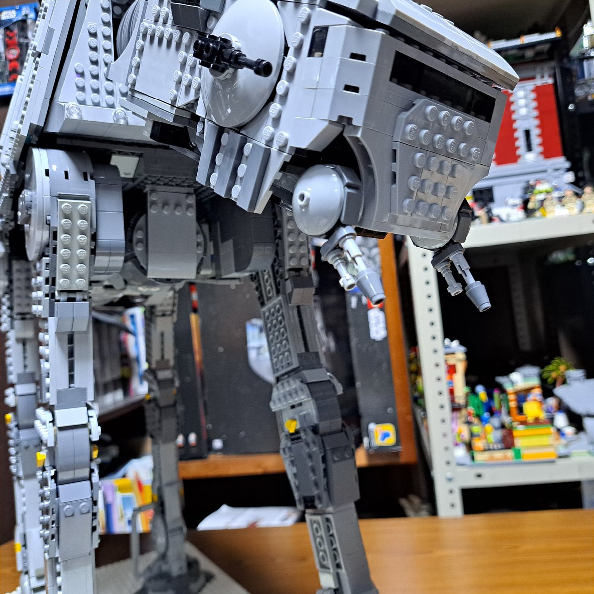 taiga_LEGO's tweet photo. レゴでAT-AT/Pを作りました。
マンダロリアン&amp;グローグーの実写版を意識して作りましたが、参考資料が反乱者たちのアニメ版だった為、両者が混ざったデザインになりました。
各砲塔の角度変更や４ヶ所のハッチが開閉できます。
実は、完成が2ヶ月程前で、アンリーシュドS4で展示させていただきました。 https://t.co/uww3NaSLPW