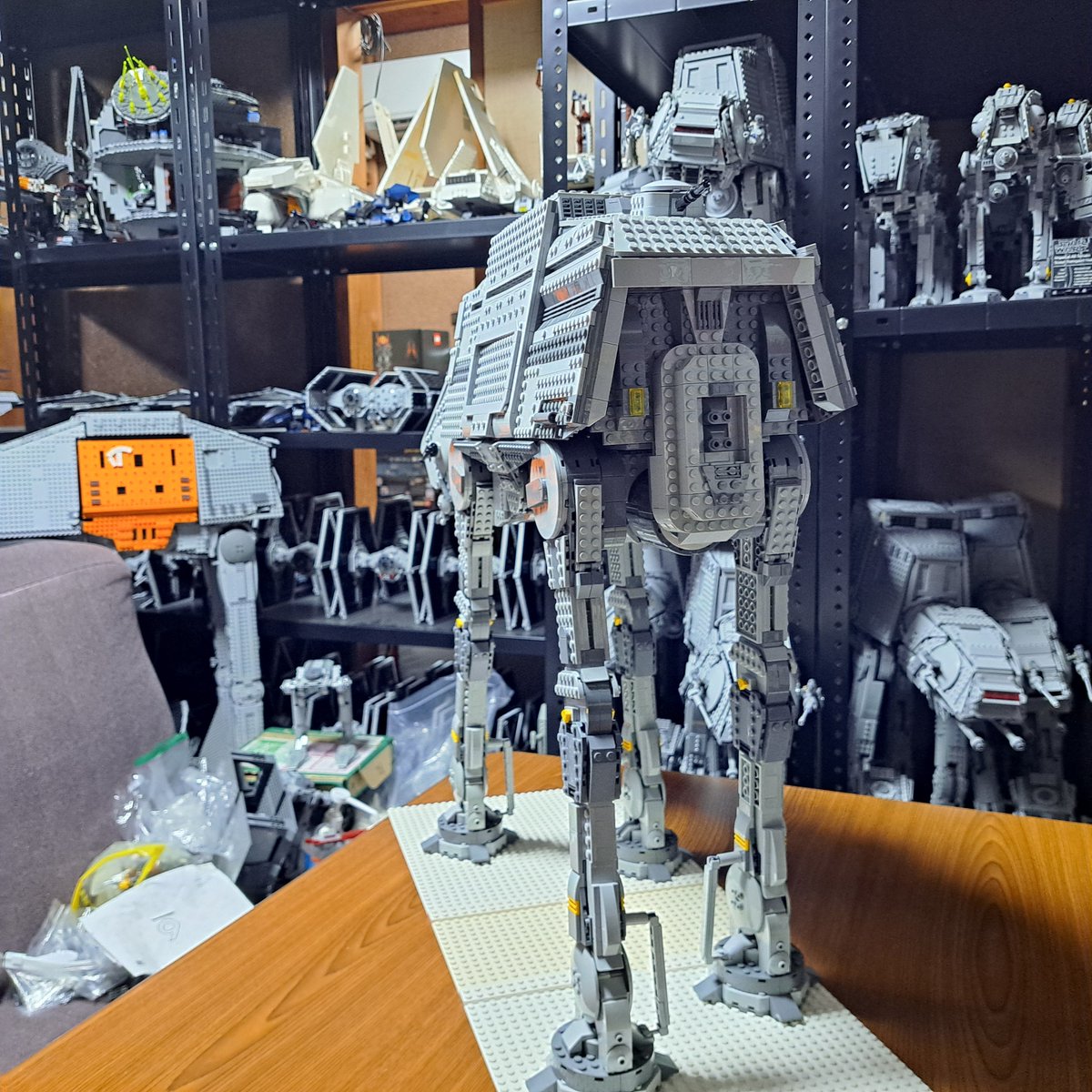 taiga_LEGO's tweet photo. レゴでAT-AT/Pを作りました。
マンダロリアン&amp;グローグーの実写版を意識して作りましたが、参考資料が反乱者たちのアニメ版だった為、両者が混ざったデザインになりました。
各砲塔の角度変更や４ヶ所のハッチが開閉できます。
実は、完成が2ヶ月程前で、アンリーシュドS4で展示させていただきました。 https://t.co/uww3NaSLPW