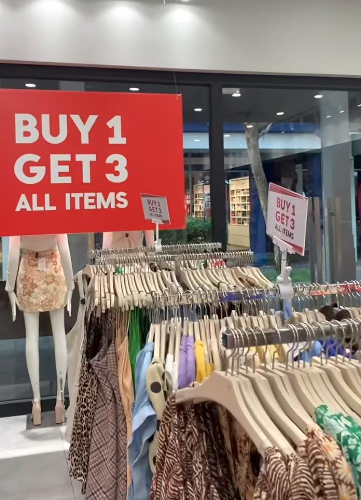 eliyaa2026's tweet photo. GUYSS.. DAPET INFO MANGO LAGI ADA DISKON BUY 1 GET 3 😭 
gilaaa mantep banget ga sih diskonnya dan stocknya banyak. ada baju, celana flatshoes. Kapan lagi bisa semurah ini 😭😭 https://t.co/HDMeaByW8U