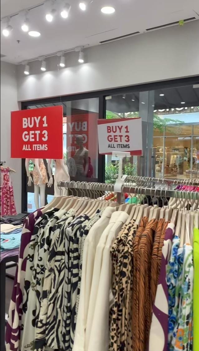 eliyaa2026's tweet photo. GUYSS.. DAPET INFO MANGO LAGI ADA DISKON BUY 1 GET 3 😭 
gilaaa mantep banget ga sih diskonnya dan stocknya banyak. ada baju, celana flatshoes. Kapan lagi bisa semurah ini 😭😭 https://t.co/HDMeaByW8U