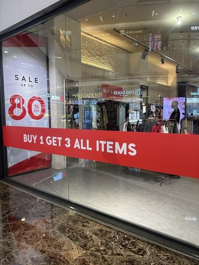 eliyaa2026's tweet photo. GUYSS.. DAPET INFO MANGO LAGI ADA DISKON BUY 1 GET 3 😭 
gilaaa mantep banget ga sih diskonnya dan stocknya banyak. ada baju, celana flatshoes. Kapan lagi bisa semurah ini 😭😭 https://t.co/HDMeaByW8U