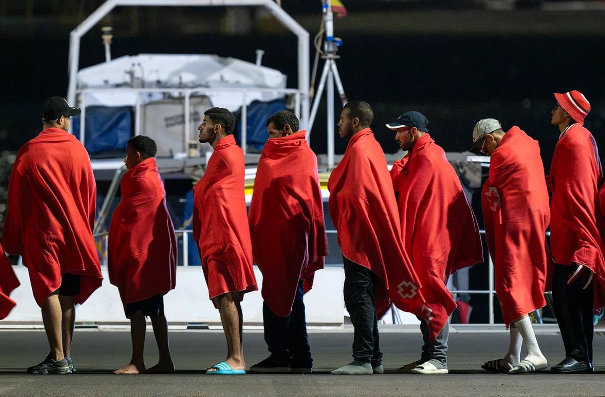 F_Desouche's tweet photo. Lanzarote (Espagne): un enfant de 2 ans jeté du bateau avec sa mère par d'autres migrants parce qu'il pleurait. 3 morts et 10 à 14 autres migrants disparus. Sur un autre bateau, 3 migrants ont violé une femme. Un "effet Ceuta" triple les flux

 https://t.co/Gr92Pyq8ZC https://t.co/HLKYpdO3HD
