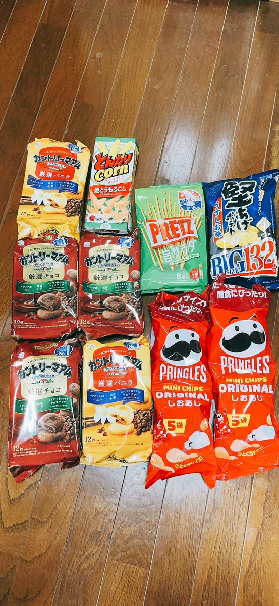 TA_TSU2969's tweet photo. ズートピアの皿めちゃかわいい！あと謎に焼肉専用のやつ。お菓子全部台湾キャッチャー。700円でお菓子こんだけ取ったら優秀じゃない？あとポンジュース8本と三ツ矢サイダー8本。 https://t.co/w0eZZxxfA0