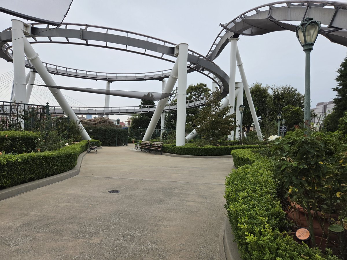 hatanaka1116's tweet photo. またユニバ行った！今日はめっちゃ空いてていっぱいアトラクション乗れたよ〜！ https://t.co/32TqzWvdx3