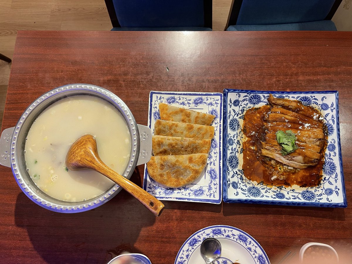 Tokiya__kichi's tweet photo. 今日の晩ご飯は、池袋にある中華イスラム料理🍽️

左：羊雑湯
真ん中：牛肉餡餅
右：扒肉条

一人で全部完食しました😂
……なのに、もうお腹が空いてきました。

さて、次は何を食べようかな？🤔🍴 https://t.co/N2QIlSBlcb