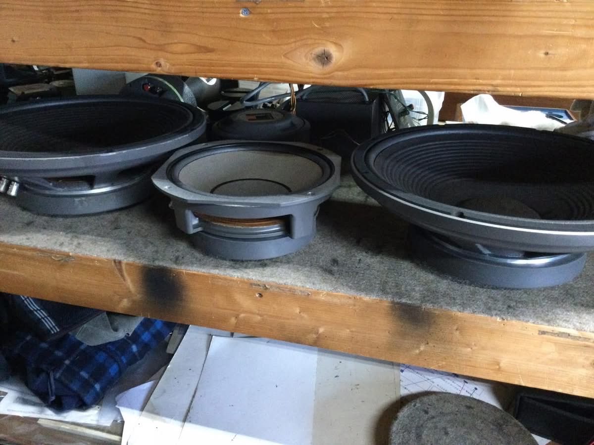 dentecnews's tweet photo. このバッフルを外さなければ2420と2405を取出せないが
ネジを外しただけでは固着しており
箱の中にジャッキを入れて貼り付いたバッフルを外す事になる。
「時間が掛かり過ぎるので、そのまま持ち帰る事に」😅 https://t.co/rzwfnkDJpK