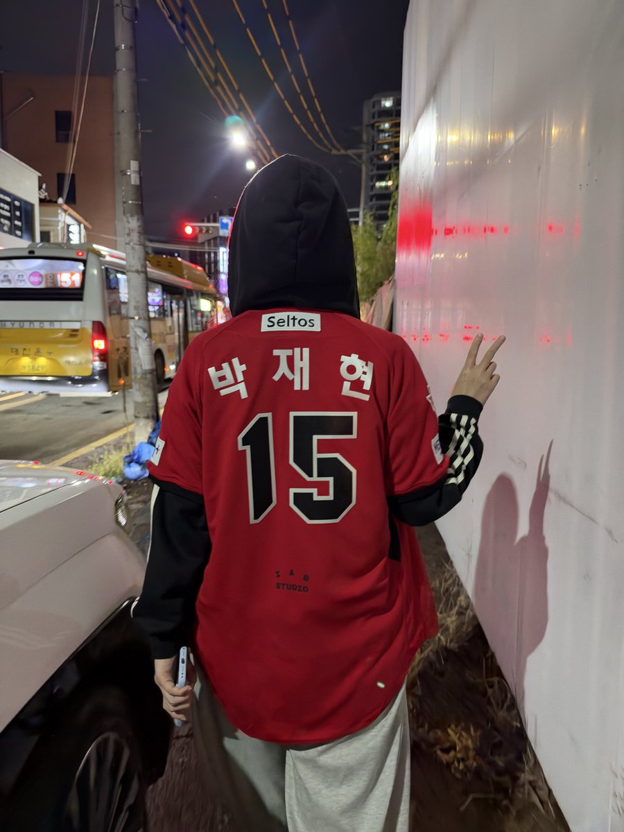 dearlovemykitty's tweet photo. 오늘 하루 일과
야구장 가서 크새먹고
이긴 뒤에 유니폼 입고 집 와서
소파에 드러누워 아시안게임 보기 https://t.co/ytgdkBaVBG
