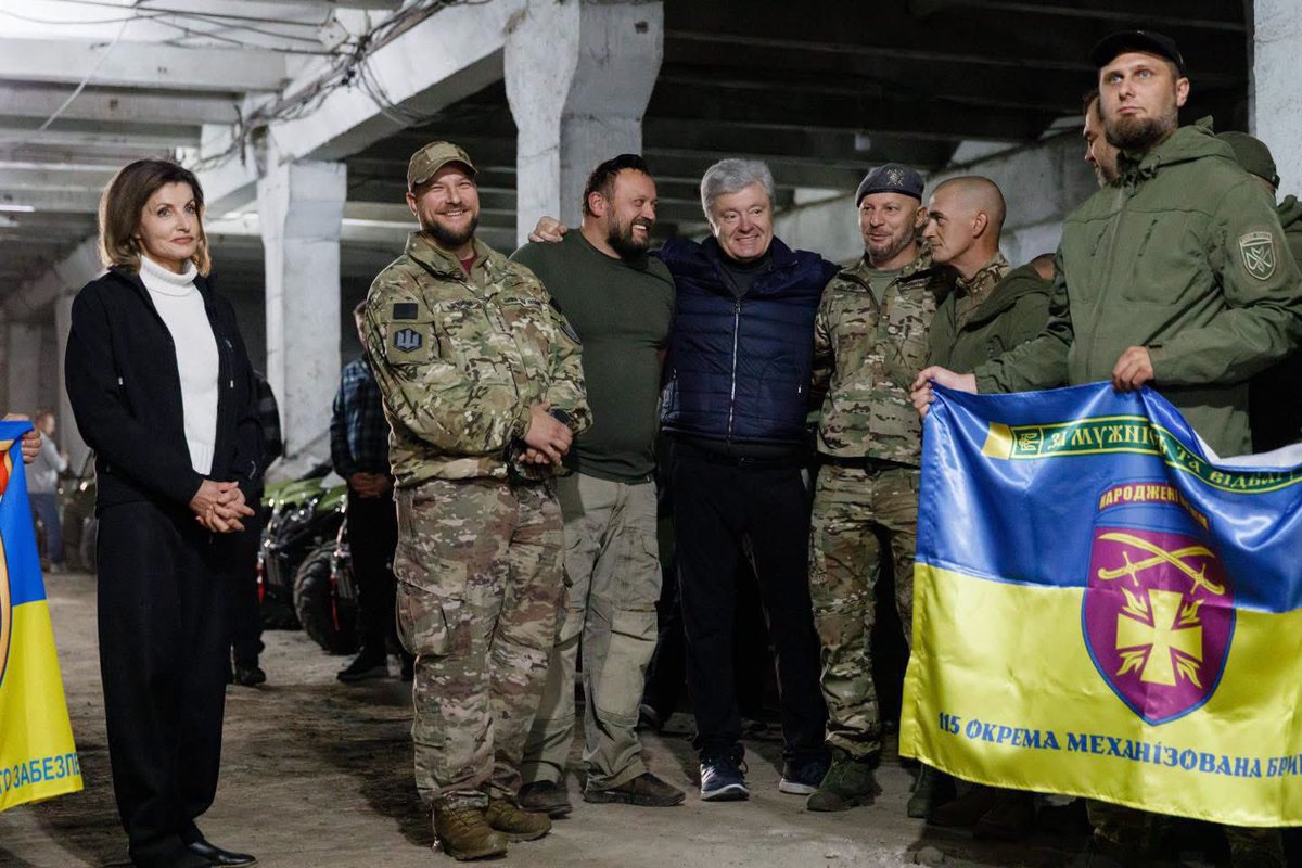 poroshenko's tweet photo. Я щаслива людина, бо з кожним роком у мене тільки збільшується кількість справжніх, надійних друзів! День народження знову святкую серед своїх. 
 
Поруч кохана Марина, племінник Роман, брати по зброї Олександр Погребиський, Стас Кращенко, Степан Барна і десятки бійців різних бригад наших Збройних сил. На телефоні — найкращі люди з усіх куточків країни.  
 
Саме близькі та друзі дають сили зціпити зуби і перти плуга, щоб зберегти Україну. Попри всю жорстокість, ницість та важкі випробування довкола.  
 
Для мене велика честь мати таких друзів. Мені з вами дуже пощастило. Дякую вам!
