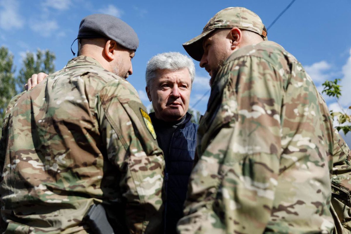 poroshenko's tweet photo. Я щаслива людина, бо з кожним роком у мене тільки збільшується кількість справжніх, надійних друзів! День народження знову святкую серед своїх. 
 
Поруч кохана Марина, племінник Роман, брати по зброї Олександр Погребиський, Стас Кращенко, Степан Барна і десятки бійців різних бригад наших Збройних сил. На телефоні — найкращі люди з усіх куточків країни.  
 
Саме близькі та друзі дають сили зціпити зуби і перти плуга, щоб зберегти Україну. Попри всю жорстокість, ницість та важкі випробування довкола.  
 
Для мене велика честь мати таких друзів. Мені з вами дуже пощастило. Дякую вам!