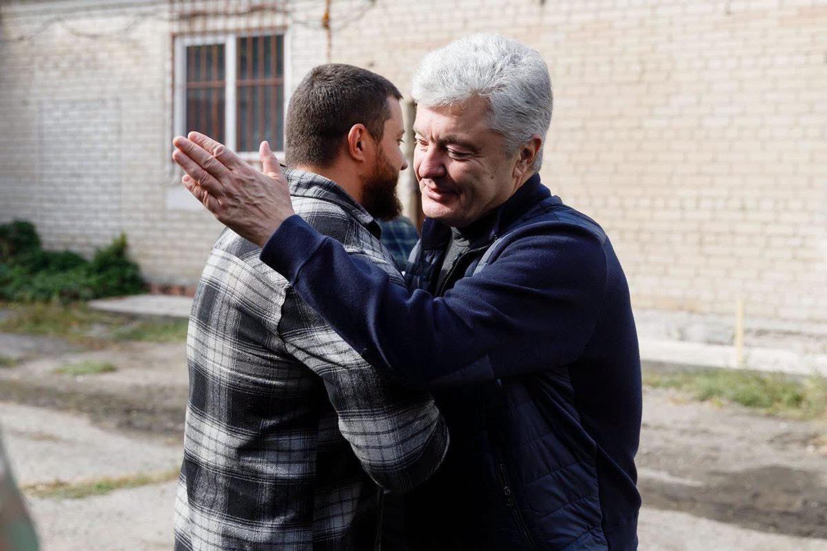 poroshenko's tweet photo. Я щаслива людина, бо з кожним роком у мене тільки збільшується кількість справжніх, надійних друзів! День народження знову святкую серед своїх. 
 
Поруч кохана Марина, племінник Роман, брати по зброї Олександр Погребиський, Стас Кращенко, Степан Барна і десятки бійців різних бригад наших Збройних сил. На телефоні — найкращі люди з усіх куточків країни.  
 
Саме близькі та друзі дають сили зціпити зуби і перти плуга, щоб зберегти Україну. Попри всю жорстокість, ницість та важкі випробування довкола.  
 
Для мене велика честь мати таких друзів. Мені з вами дуже пощастило. Дякую вам!