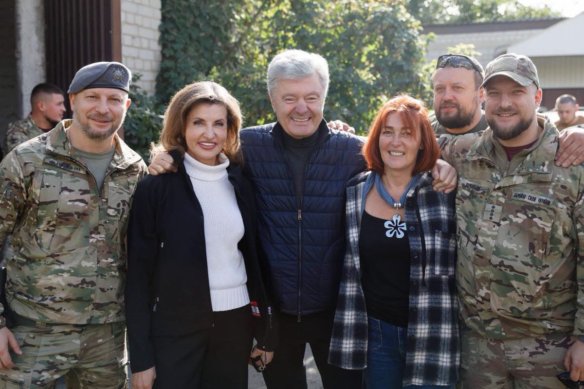 poroshenko's tweet photo. Я щаслива людина, бо з кожним роком у мене тільки збільшується кількість справжніх, надійних друзів! День народження знову святкую серед своїх. 
 
Поруч кохана Марина, племінник Роман, брати по зброї Олександр Погребиський, Стас Кращенко, Степан Барна і десятки бійців різних бригад наших Збройних сил. На телефоні — найкращі люди з усіх куточків країни.  
 
Саме близькі та друзі дають сили зціпити зуби і перти плуга, щоб зберегти Україну. Попри всю жорстокість, ницість та важкі випробування довкола.  
 
Для мене велика честь мати таких друзів. Мені з вами дуже пощастило. Дякую вам!