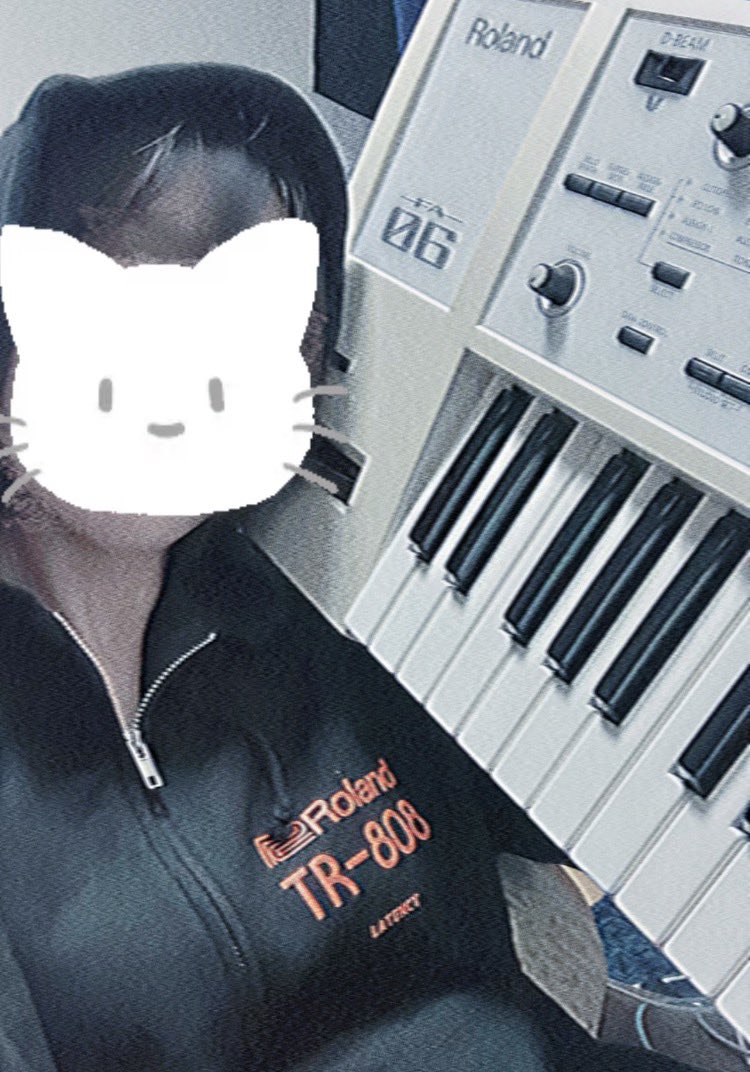 7seainlet's tweet photo. 実家の電子ピアノ含めずっとRolandユーザーなので流石に買ったコラボパーカー https://t.co/ZltbVbQ4jW