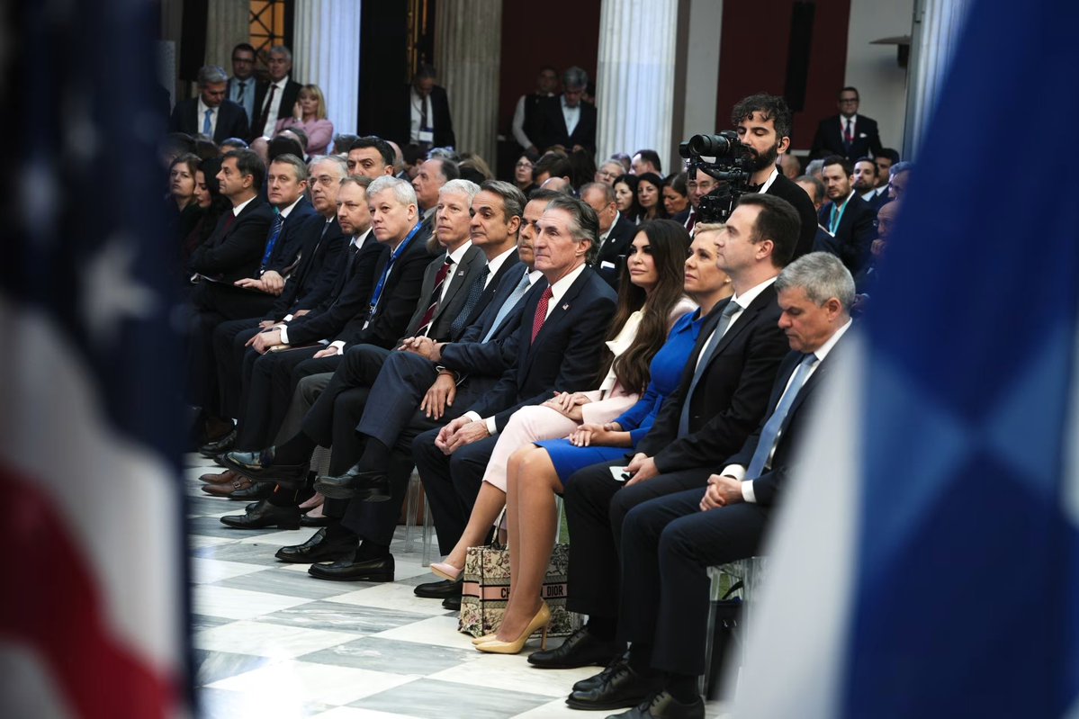 pasokoprophet's tweet photo. Βλέπω τα ελληνικά ΜΜΕ προσπαθούν να περάσουν στα «ψιλά»  την αποκάλυψη της WSJ σε δείπνο παρουσία υπουργού, η Αμερικανίδα πρέσβης Kimberly Guilfoyle αναφέρθηκε στην πτώση της ρουμανικής κυβέρνησης και ξεκαθάρισε κυνικά:

«Μπορούμε να το κάνουμε σε όποια χώρα θέλουμε. Συμπεριλαμβανομένης και της Ελλάδας.»

Αντί για διπλωματικό σεισμό, η απάντηση της κυβέρνησης ήταν η απόλυτη, υποτακτική σιωπή.

Σκύψτε το κεφάλι τώρα και μετά βγείτε να πουλήσετε ανέξοδο υπερπατριωτισμό κάνοντας τους σκληρούς σε καμιά μειονότητα ρε τζάμπα μάγκες. 🤡