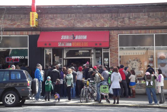 nabilayers's tweet photo. 3/ We sold the store in 2016, and I'm thrilled it's still there, doing well, and smells the same whenever I visit. The further away it gets, the more I realize how lucky we were to do something cool in that time and place. https://t.co/KJDw4c5VtU