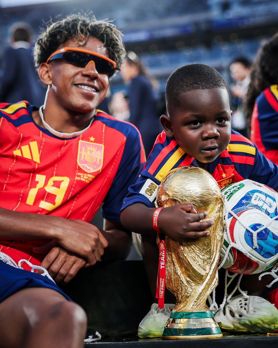 ActuFoot_'s tweet photo. Ce passage dans l’interview de Lamine YAMAL 🇪🇸 dans The Guardian 🎙️ :

« Le mini trophée se trouve chez la mère de Lamine Yamal, il a donné le trophée Lego à son père, mais son petit frère, Keyne, l'a cassé. » 🏆😭