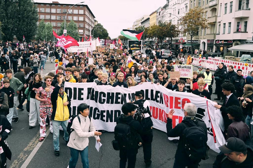 BSW_TV's tweet photo. #Schulstreik gegen #Wehrpflicht

Wann schließt sich #FridaysForFuture, #FFF an?

#Entmilitarisierung und #Frieden sind der allerbeste #Klimaschutz! https://t.co/jBldARbeD9