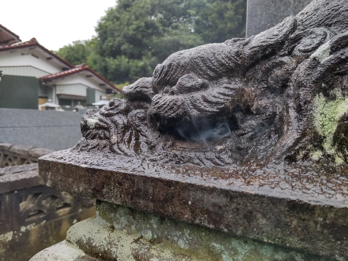 HiroShit69's tweet photo. 彼岸最終日は雨。ご先祖様、遅くなってごめんなさい… と両家の墓参り。
途中、昼食に立ち寄った山田うどんで、妻に「まさに駆け込み寺だね」と言おうかどうしようか迷って、結局、黙ったままラーメンを啜った。 https://t.co/RGlq0L7Nsf