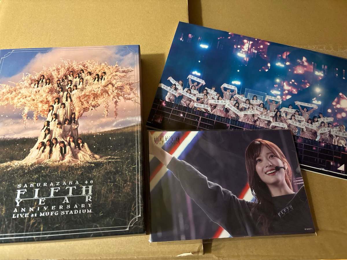 ri__inimini's tweet photo. 集合のスタンド良き！
ポストカードは、今月卒業発表した2人が入ってた😭
えんりこちゃんは絶対に来てくれる☺️
天ちゃんは毎回でない…
ここまでしっかりした肌触り質感のスリーブケース初だわ https://t.co/GGedFsOC3R
