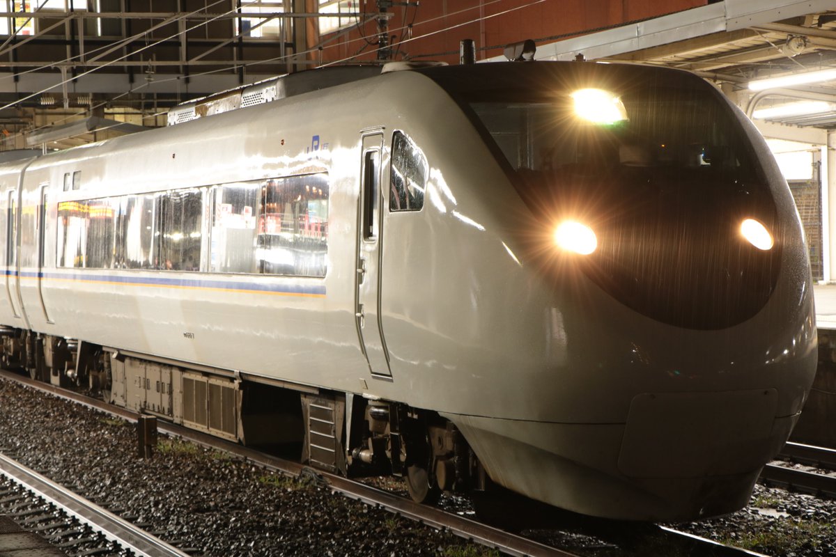 de10ef65good's tweet photo. 9/26 681系w11 京支101 大阪ー米原回送 近江八幡駅
前回のリベンジで、近江八幡駅へバルブ撮影に。雨も降っていて、ええ感じ。夜は681系のカッコよさが目立ちますな。
それと、運転士さん減光ありがとうございます🫡 https://t.co/An7jlds9TZ