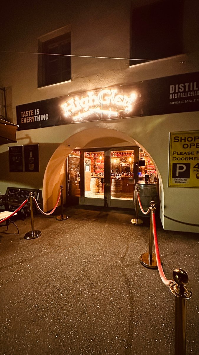 lord_somme37664's tweet photo. Europas höchstgelegene traditionelle Single Malt Whisky Produktion: echt, kompromisslos, nur Pot Stills, no bull shit. Entdecke Charakter, Handwerk und Höhenluft in jeder Flasche. Unser Shop ist täglich geöffnet – komm vorbei 🥃 #whisky #singlemalt #handwerk #shop https://t.co/Q0fW0eUZRM