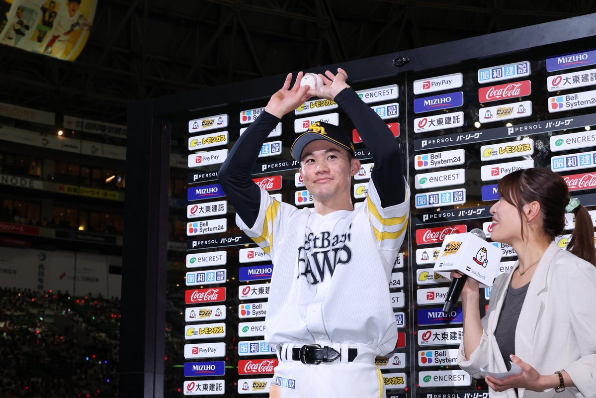 takafullc2's tweet photo. 【ヒーローインタビュー】

庄子雄大選手🎤

――今の気持ちは。
「本当に、素直に嬉しい気持ちでいっぱいです」

――プロ初ホームランを振り返って。どんな気持ちで打席へ？
「2ボールとカウント有利だったので思い切って振りに行った結果が、最高の結果になってくれました」

――狙っていた？
「反応というか。たまたまですね」

――打った瞬間の感触は？
「芯に当たってくれた。角度もよかったので、入ったかなと思いながら走っていました」

――ダイヤモンドを回っている時の気持ちは？
「ちょっとあんまり覚えていないんですけど、一瞬で一周してきたような感じでした」

――ベンチでは喜びを爆発させていた。
「周りの先輩方もナイスバッティングと褒めていただいたので、嬉しい気持ちでいっぱいでした」

――記念球はどうしたい？
「神奈川にいる両親に渡そうかなと思います」

――どんな言葉をかけられそう？
「ナイスバッティングと連絡が来ていると嬉しいです」

――明日はレギュラーシーズンでは本拠地最終戦、明日に向けて。
「いつも熱いご声援ありがとうございます。レギュラーシーズンは明日で最後ですけど、引き続き熱いご声援をお願いいたします」

#sbhawks #鷹フル