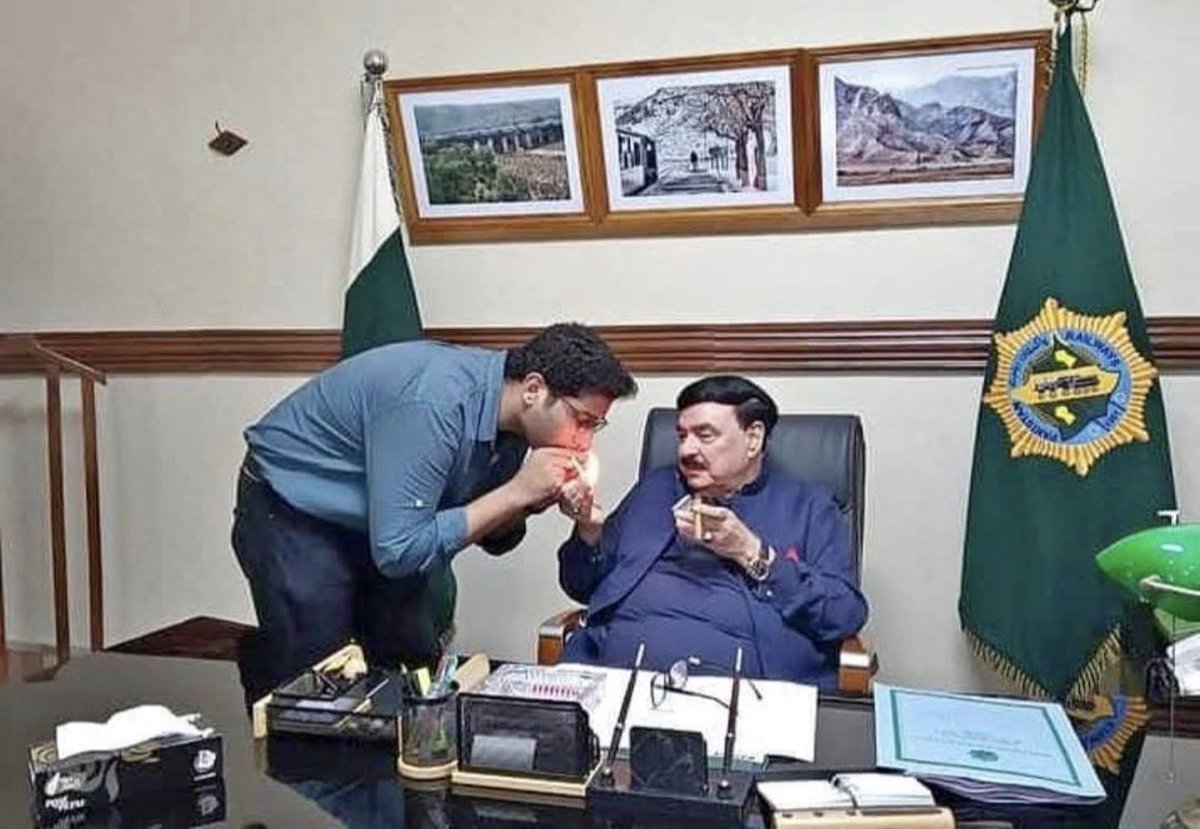 ia_rajpoot's tweet photo. شیخ رشید وفاقی وزیر تھے وہ ہر ہفتے لاہور ریلوے ہیڈ کوارٹرز میں پریس کانفرنس کرتے تھے- یہ پرہجوم میڈیا ٹاک ہوتی تھی لیکن اصل محفل اس ٹاک کے بعد شیخ صاحب کے آفس میں جمتی تھی جہاں وہ ہمیں "خبر" دیتے تھے شروع شروع میں صرف دو چار صحافی اس محفل کا حصہ تھے-پریس کانفرنس میں میرے سوالات سے تنگ آکر ایک دن شیخ رشید نے مجھے روک لیا اور کہا "ایتھے کیوں سوال ضائع کردا ایں،خبر چاہیے دی تے میرے دفتر چے آجا" یہاں اپنے سوال کیوں ضائع کرتے ہو خبر چاہیے تو میرے آفس آئو- اس واقعے کے بعد میں اس محفل کا حصہ بن گیا- شیخ صاحب جس سلیقے سے سگار پیتے ہوئے کابینہ کی اندرونی کہانیاں سناتے تھے لطف آجاتا تھا- ایک دن ایسی ہی کسی لمحے میں ہم نے سگریٹ سلگا لی ہمارے کسی شرارتی دوست نے یادگار تصویر بنا دی آج تصویر دیکھ کر بہت کچھ یاد آگیا۔۔۔!

صحافی فرخ شہباز وڑائچ 

#ShiekhRasheed #FarrukhWarraich