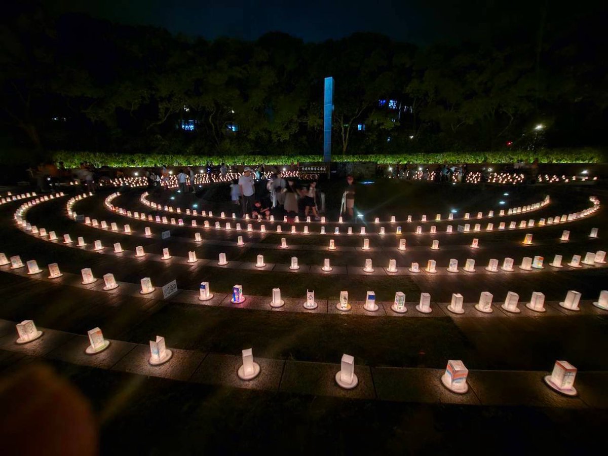 suzuki46genki's tweet photo. 【みんなの願いが灯る、爆心地公園】

9月27日、「平和の灯（ともしび）」へ。
30年以上大切に紡がれてきたこの取り組み。爆心地公園を包んだ約2500本の柔らかな光は、市内の小中学生をはじめ平和を願う多くの皆様が一つひとつ心を込めてつくったキャンドルの灯です。

思い思いに綴られた平和へのメッセージを添えた風船も一斉に大空へ。長崎から世界へ、平和の想いが大きく広がっていきますように！

#長崎 #平和の灯