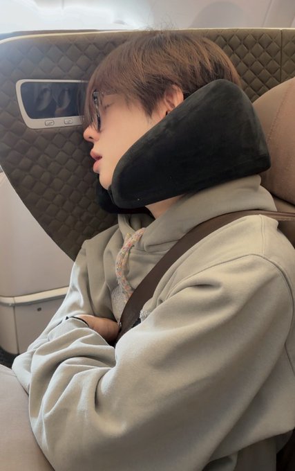 moonxest's tweet photo. tle always taking pics of his bf on the plane 🤏🏻 https://t.co/Gxv0M1C4Jl